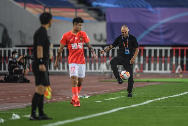 记者：伊拉克队前锋埃曼·侯赛因在入境美国时被扣留7个小时